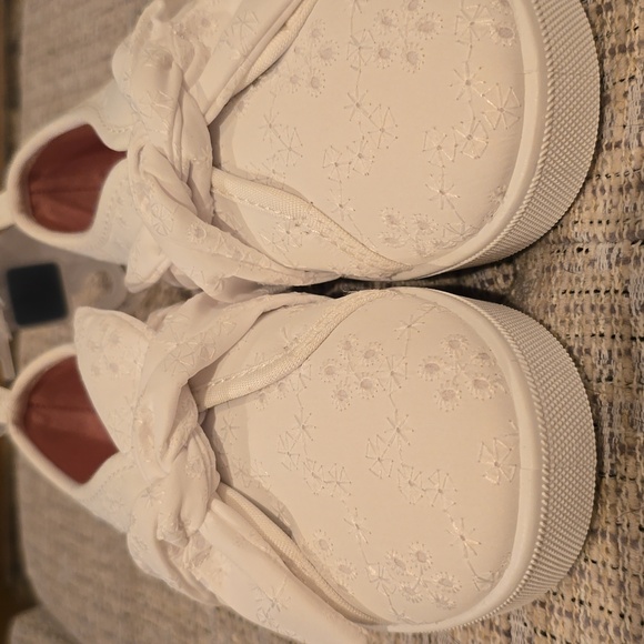 OSHKOSH BRAND TODDLER GIRLS WHITE SLIP-ON EYELET SNEAKERS SIZE 11 - Picture 2 of 15